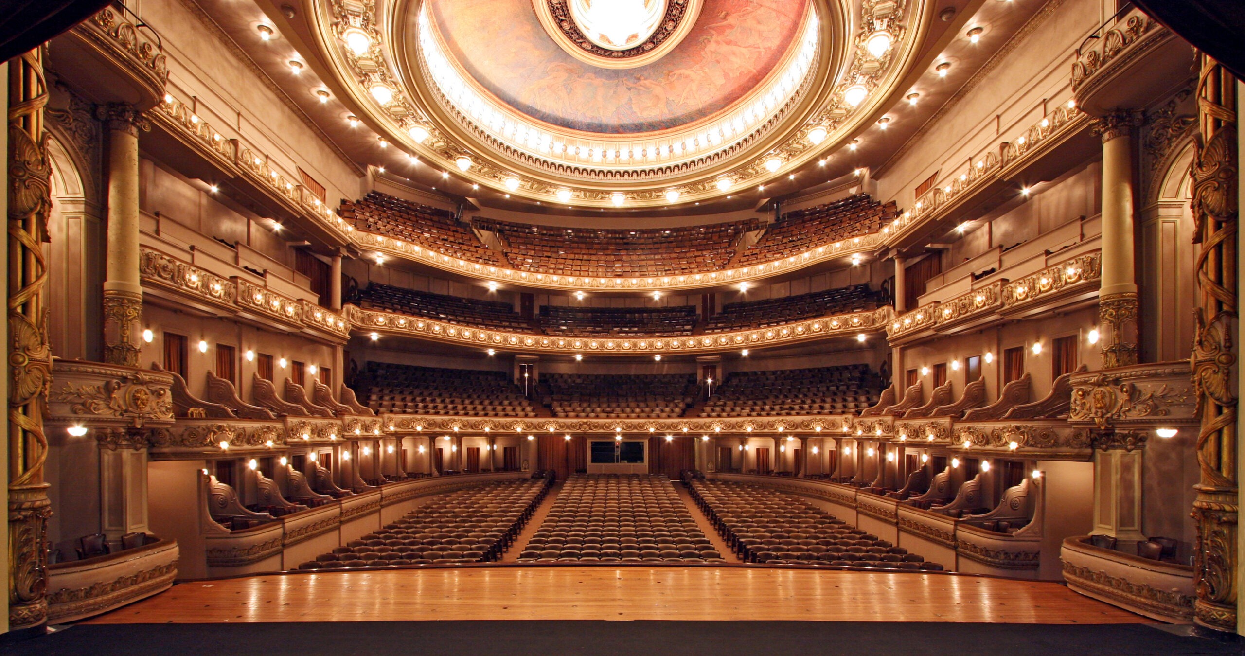 Interior d’un teatre d’òpera vist des de l’escenari